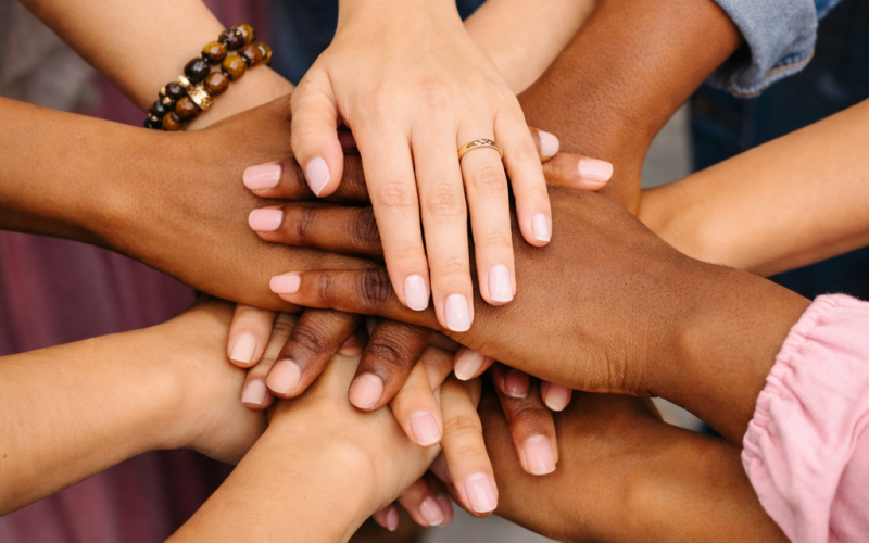 Mulheres que levantam mulheres: o poder silencioso que ainda pode mudar o mundo